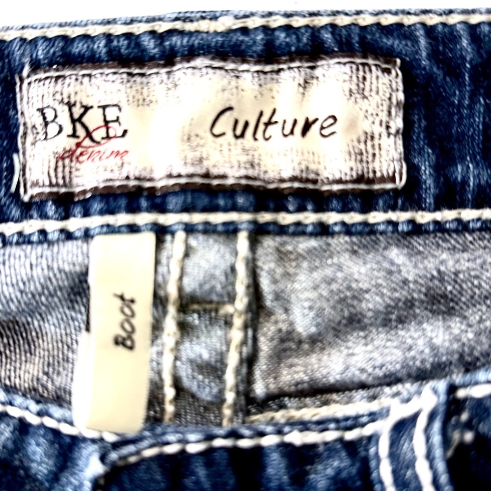BKE Culture Boot Cut Low Rise Jeans With Stretch And Contrast Stitching Size 28 - Picture 14 of 16